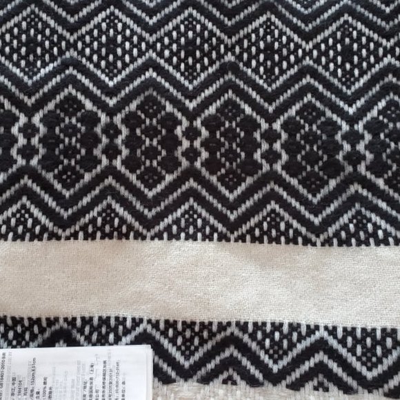 NWT Abercrombie & Fitch knitted scarf - Picture 2 of 3